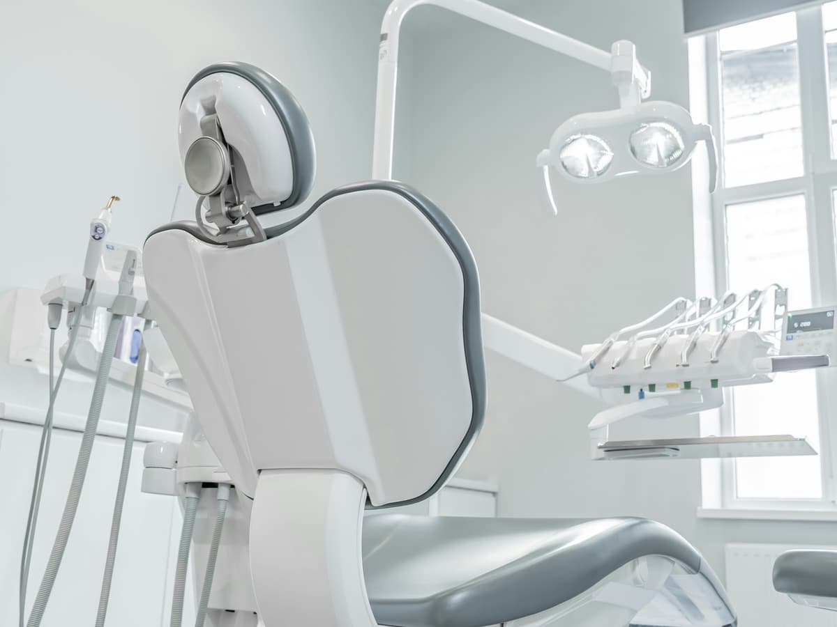 Riunito odontoiatrico in una sala operativa