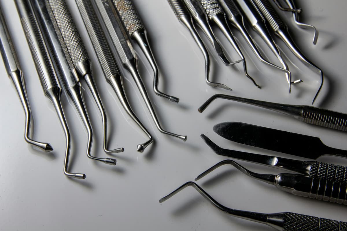 Strumenti odontoiatrici disposti sul piano di lavoro