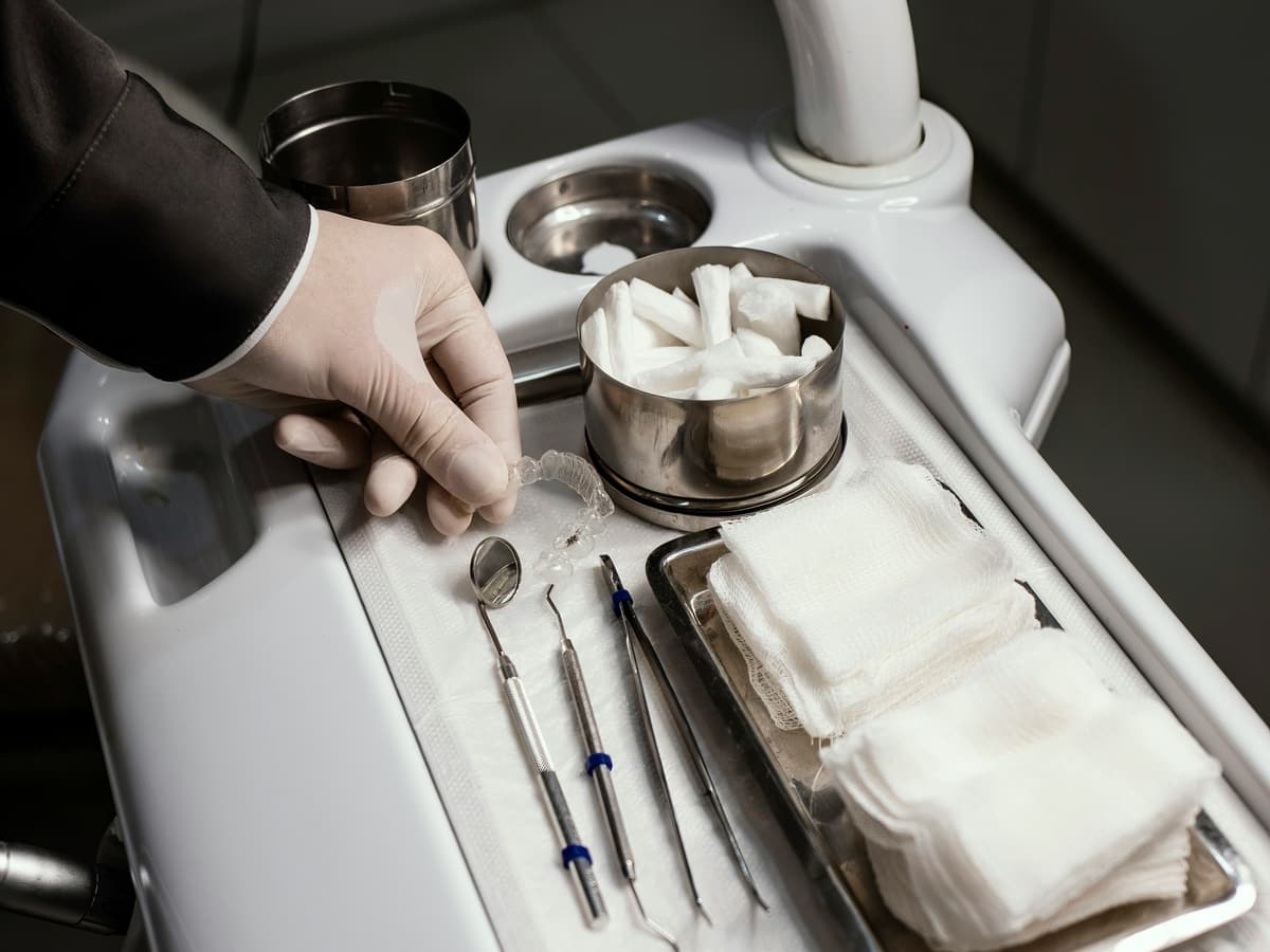 Strumenti sterili e allineatore trasparente preparati sul vassoio prima della seduta